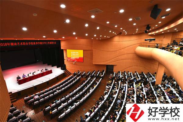 在湖南想學聲樂有什么學校推薦？聲樂專業(yè)好學嗎？