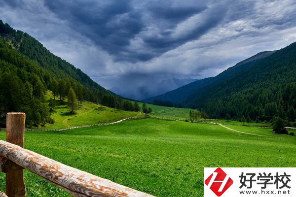 瀘溪縣第一職業(yè)中學(xué)管理規(guī)范嗎？