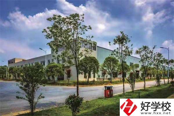 邵陽紡織技工學校的地址在哪？到校有什么必帶物品？