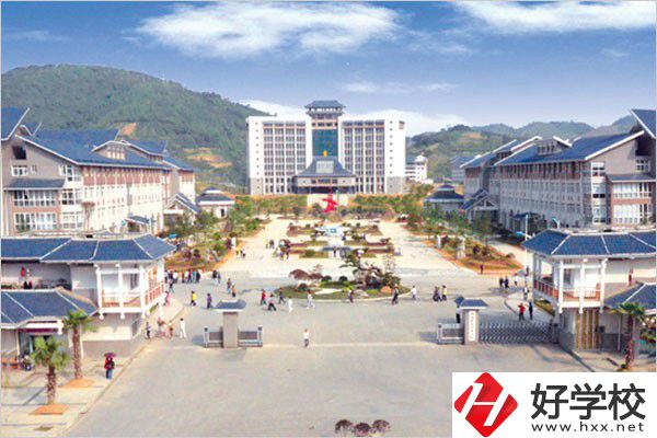 湘西州經(jīng)濟(jì)貿(mào)易學(xué)校大門(mén)