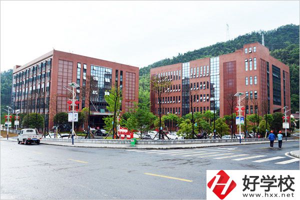 安化縣職業(yè)中專學校師資怎么樣？環(huán)境好不好？