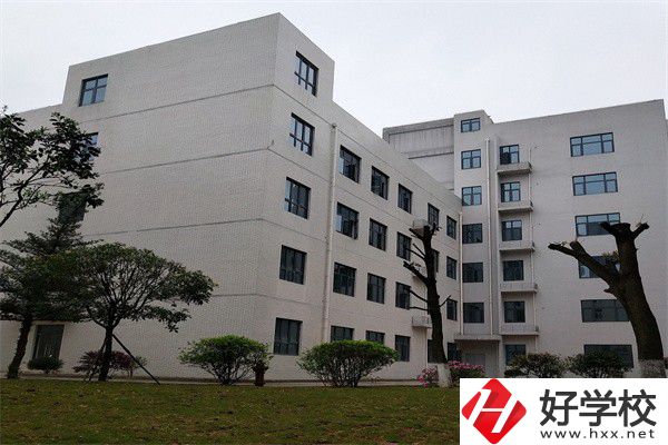 往屆生可以在湖南讀公辦中職嗎？有哪些學(xué)?？梢酝扑]？