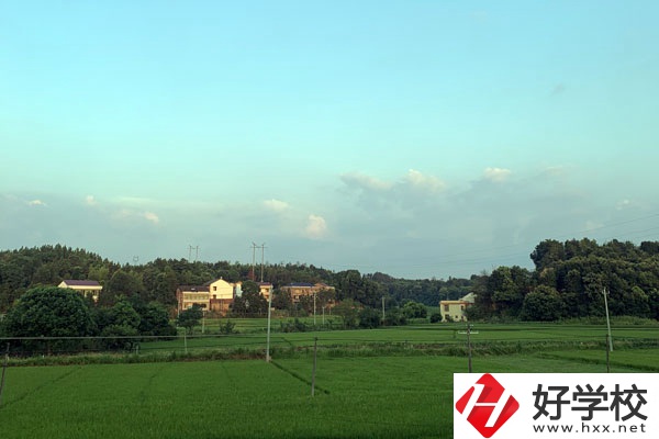 想學(xué)汽修專(zhuān)業(yè)?張家界的這所中專(zhuān)學(xué)校值得一看