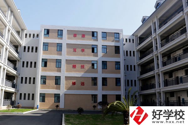 保靖縣中等職業(yè)技術(shù)學(xué)校開設(shè)了哪些特色專業(yè)？