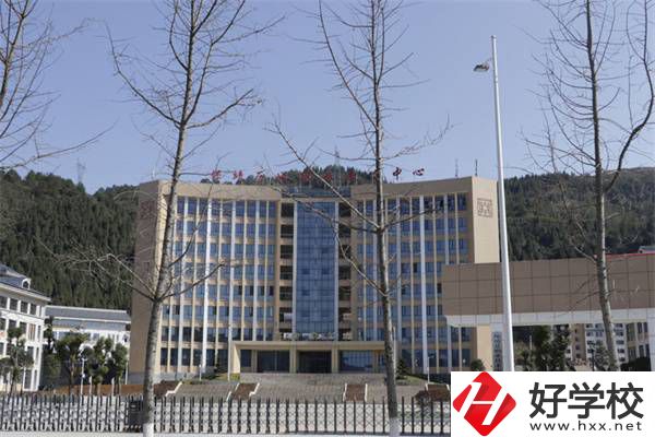 湘西有哪些學(xué)美發(fā)的中職學(xué)校？專業(yè)好就業(yè)嗎？