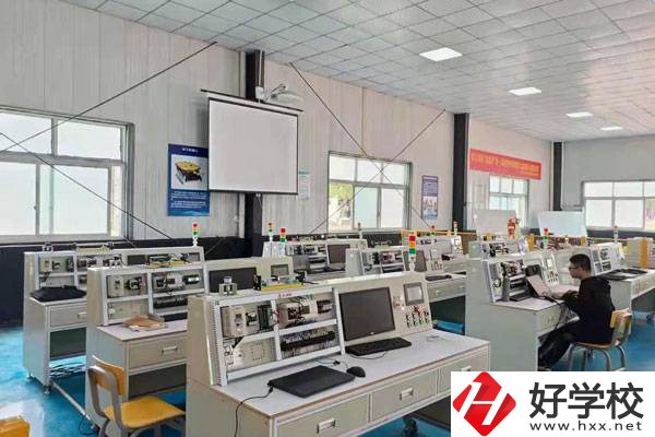 株洲人工智能職業(yè)技術(shù)學校是公辦還是民辦？學費貴嗎？