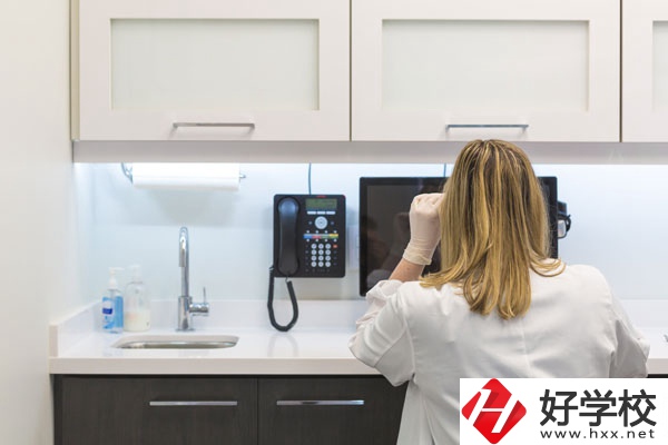 女生在衡陽(yáng)讀衛(wèi)校怎么樣？有前途嗎？