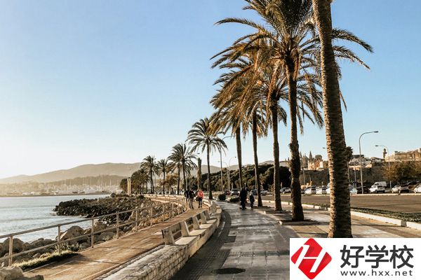 湖南醫(yī)藥職業(yè)中專是公辦還是民辦？可以學(xué)哪些專業(yè)？