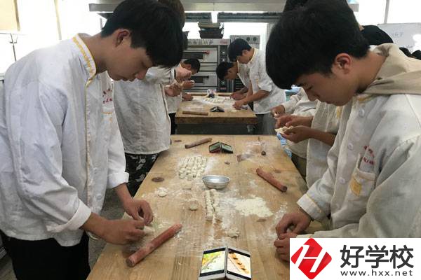 湖南懷化商業(yè)學(xué)校怎么樣？有哪些特色專業(yè)？