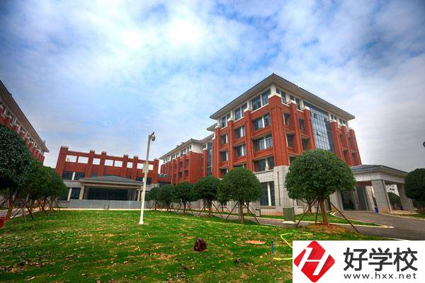 湖南初升高選中專還是五年制大專？有什么學(xué)校能推薦？