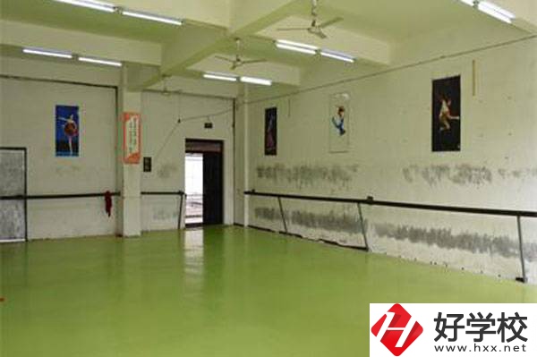 張家界旅游學(xué)校開設(shè)了哪些熱門專業(yè)？