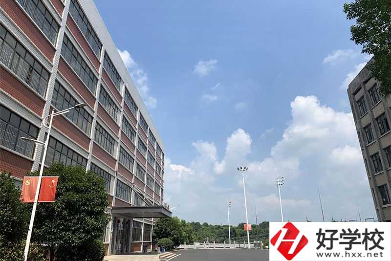 益陽(yáng)機(jī)械工業(yè)職業(yè)學(xué)校有些什么專(zhuān)業(yè)？就業(yè)優(yōu)勢(shì)如何？