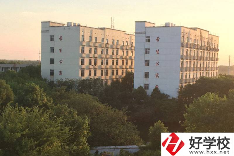 湘潭科旺電腦職業(yè)中專(zhuān)的設(shè)施和管理怎么樣？