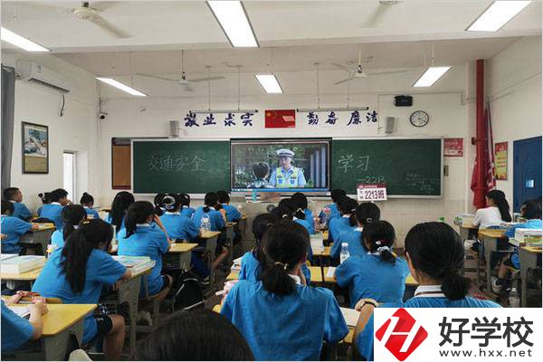 長沙財經學校的學生要不要穿校服？