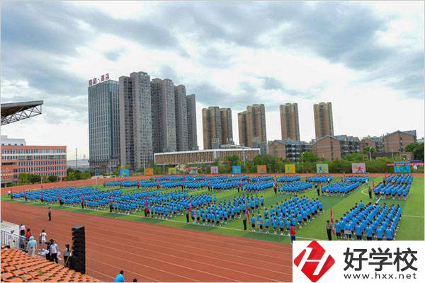 長(zhǎng)沙財(cái)經(jīng)學(xué)校是職高嗎？能不能帶手機(jī)？
