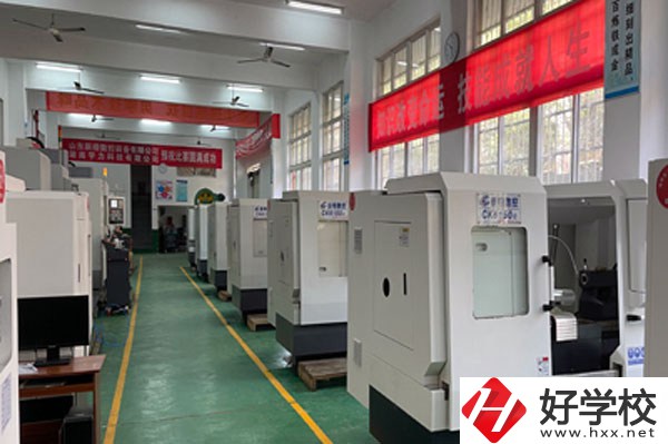 湖南省工業(yè)貿(mào)易學校實訓(xùn)室