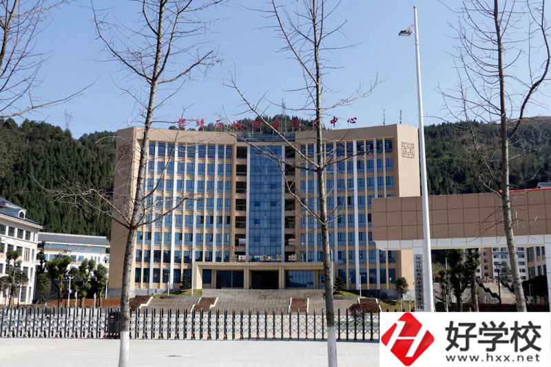 保靖縣中等職業(yè)技術(shù)學校大門