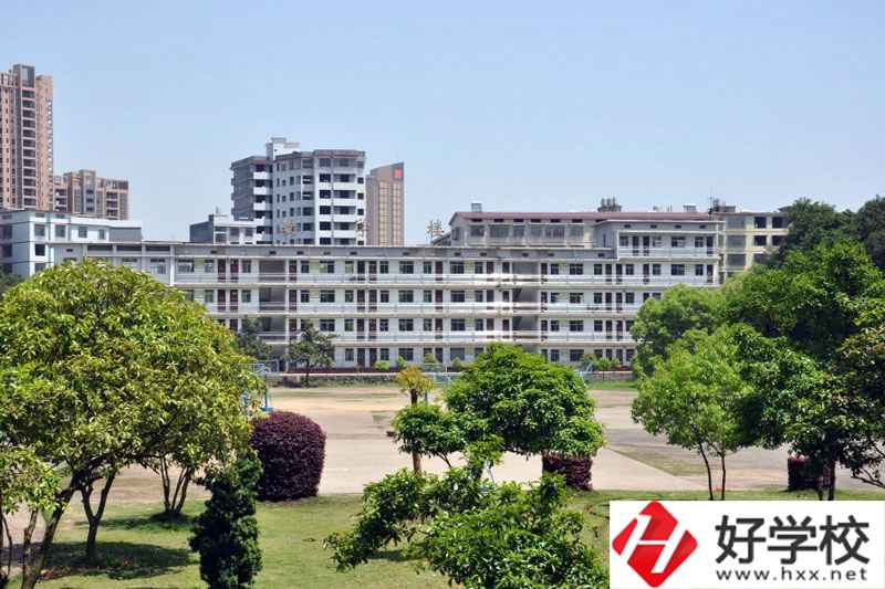 湖南省耒陽師范學(xué)校宿舍環(huán)境以及食堂環(huán)境怎么樣？