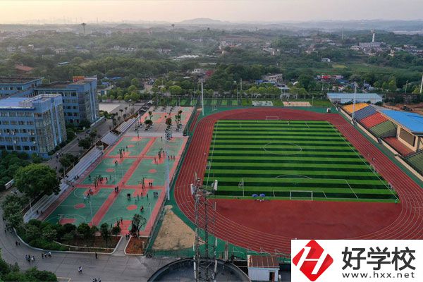 湘潭工貿(mào)中專招收往屆生嗎？