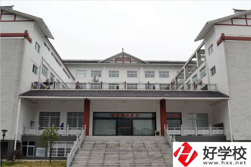 在張家界讀旅游管理專業(yè)，推薦哪所中職學(xué)校？