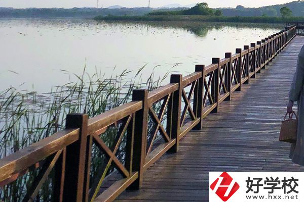 鳳凰縣育英民族學校怎么樣？有什么特色專業(yè)？