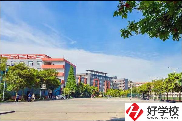湖南交通高級(jí)技工學(xué)?；@球場(chǎng)