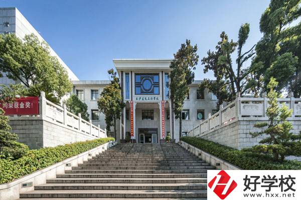 長沙建筑工程學(xué)校是公辦還是民辦？有哪些優(yōu)勢？