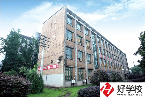 湘潭交通職業(yè)學(xué)校是公辦還是民辦？學(xué)費貴不貴？