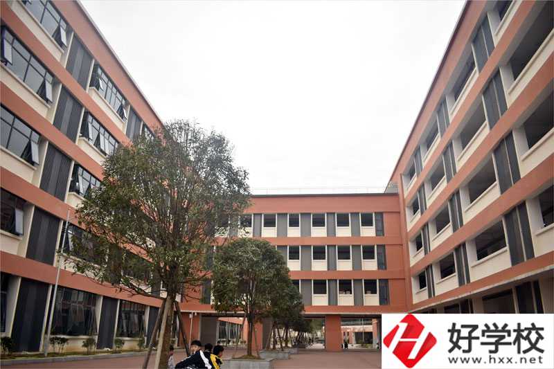 龍山縣第一職業(yè)中學(xué)有什么辦學(xué)特色？取得哪些榮譽(yù)？